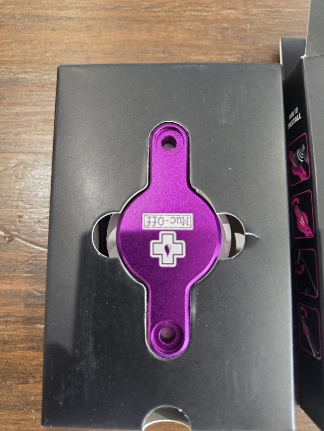 Muc-Off Soporte Secure Tag Holder Lila