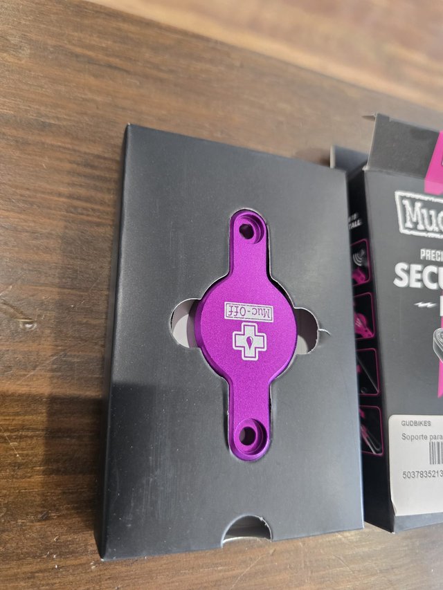 Muc-Off Soporte Secure Tag Holder Lila