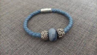 Pulsera trenzada azul con abalorios plateados