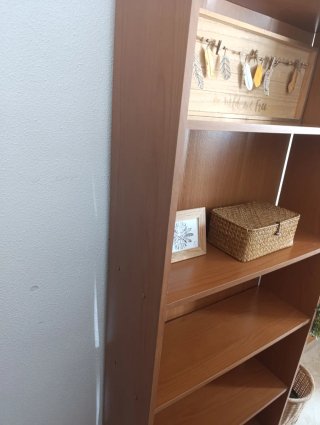 Estantería de madera color cerezo