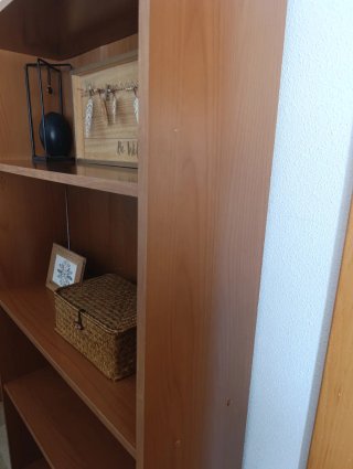 Estantería de madera color cerezo