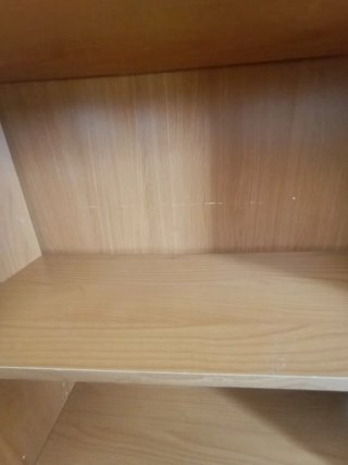 Estantería de madera color cerezo