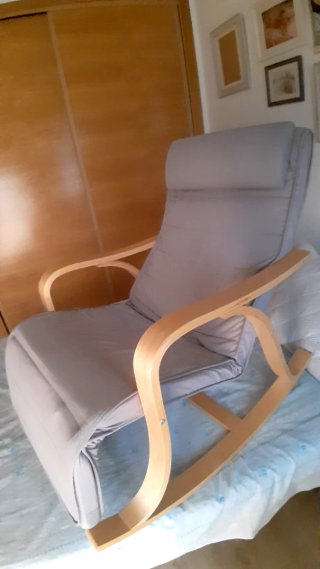 Sillón mecedora gris con reposapiés