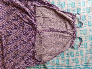 Vestido morado con estampado blanco
