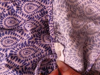 Vestido morado con estampado blanco