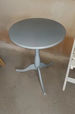Mesa redonda gris de madera