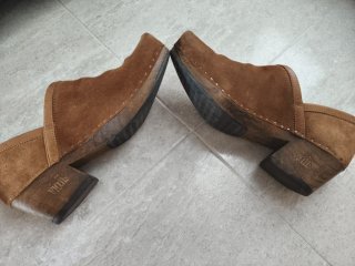 Zuecos de ante marrón