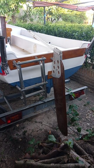 Barco velero vela ligera Pastinaca con motor honda