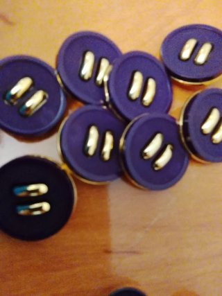 Botones morados con detalles dorados