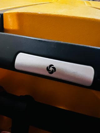 Maleta Samsonite Rígida Amarilla con Ruedas.