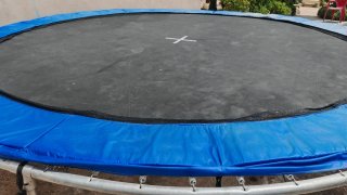 Cama elástica grande con red de seguridad