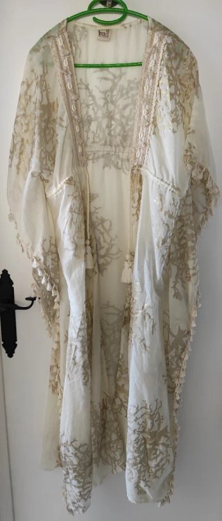 Blusa blanca y dorada con detalles
