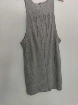 Camiseta Levi's gris con detalles