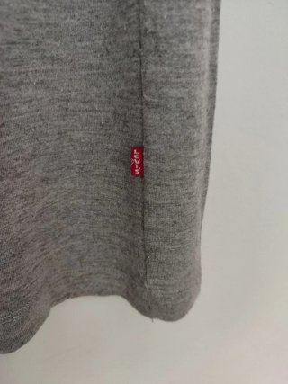 Camiseta Levi's gris con detalles