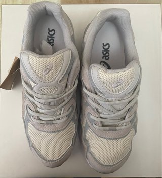 Zapatillas ASICS en tonos beige, gris