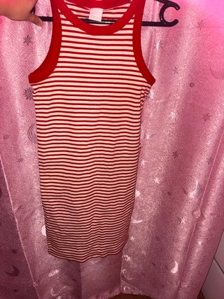 Vestido de rayas rojas y blancas