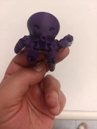 Pulpo articulado morado juguete