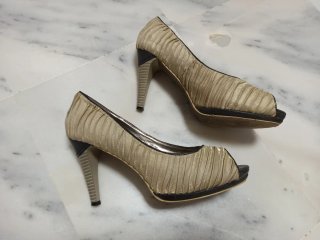 Zapatos de tacón beige y dorado Tamaño 39