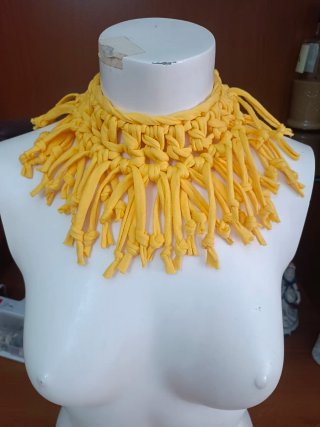 Collar artesanal amarillo