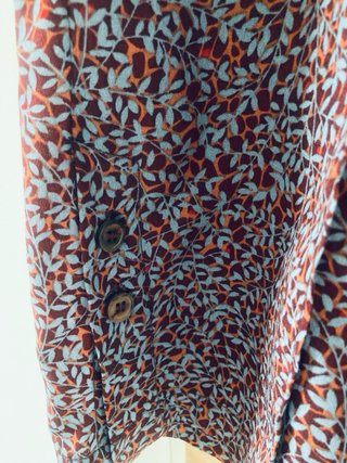 Conjunto camisa y pantalón estampado. Talla  U S/M
