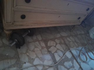 Tocador antiguo de madera en color blanco beige.