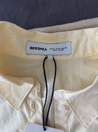 Camisa Bershka amarilla con fruncido