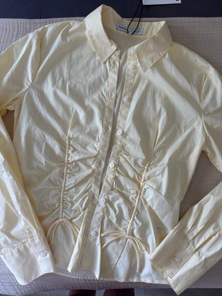Camisa Bershka amarilla con fruncido