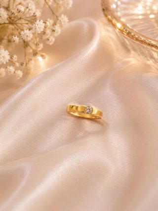 Anillo de oro con diamante