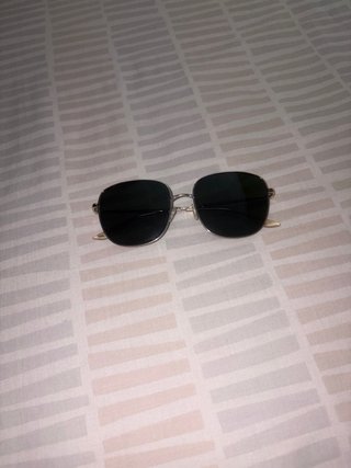 Gafas de sol doradas y negras