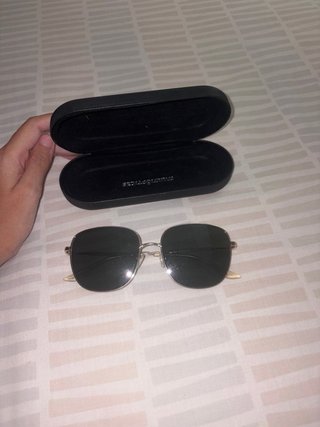 Gafas de sol doradas y negras
