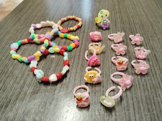 Pack de pulseras y anillos infantiles