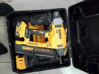 Clavadora DeWalt 18V XR Brushless