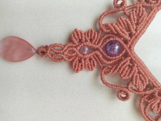 Collar macramé con piedras