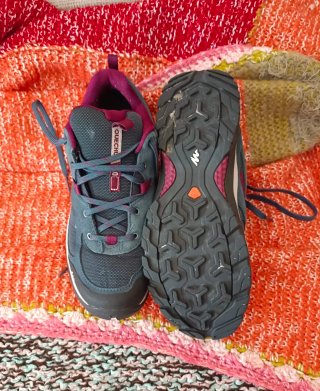 Botas de montaña Quechua azul y morado