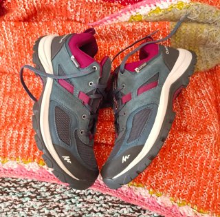 Botas de montaña Quechua azul y morado