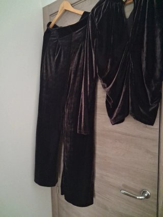 Conjunto fiesta terciopelo negro y dorado