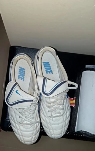 Botas de fútbol Nike Tiempo Blancas y Azules
