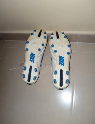 Botas de fútbol Nike Tiempo Blancas y Azules
