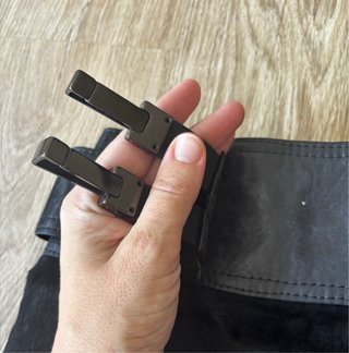 Falda negra con cinturón gris