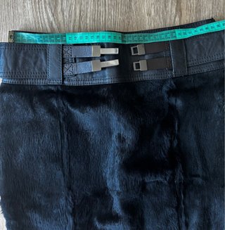 Falda negra con cinturón gris
