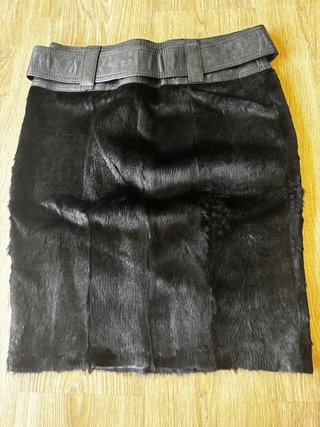 Falda negra con cinturón gris