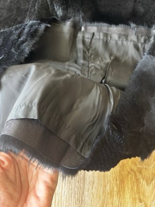 Falda negra con cinturón gris