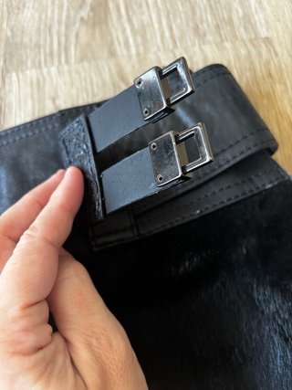Falda negra con cinturón gris
