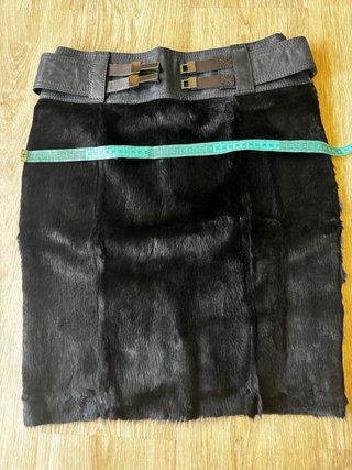 Falda negra con cinturón gris