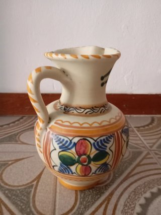 Botijo y jarras de cerámica pintada