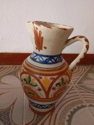 Botijo y jarras de cerámica pintada