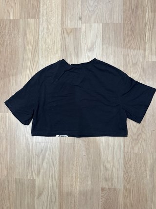 Camiseta crop top negra gráfica talla XS