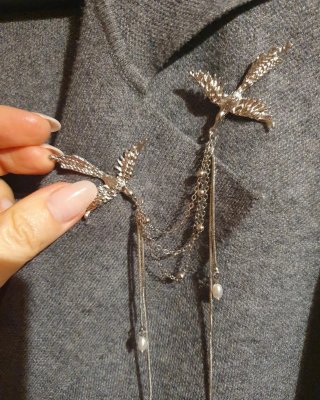 Broche pájaro plata con cadenas