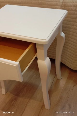 Mesita auxiliar de madera blanca