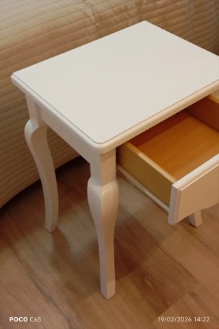 Mesita auxiliar de madera blanca